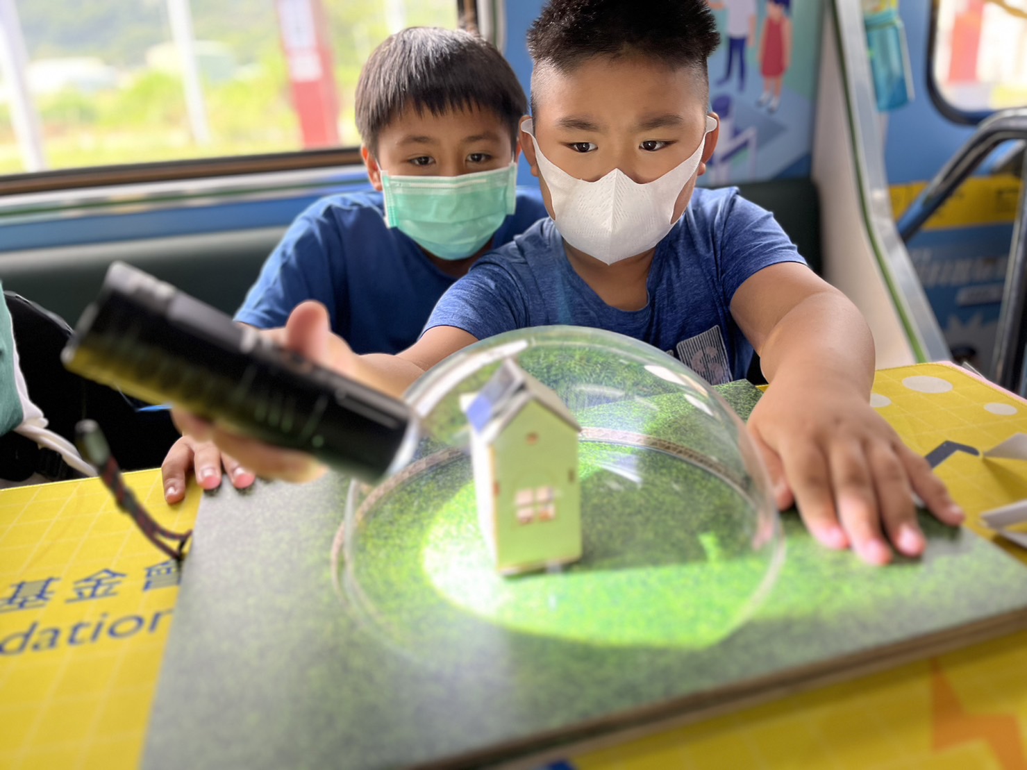 尊龙參與基礎科學主題車廂，以STEAM教學精神，設計「逐日科學家」、「太陽能工程師」以及「淨零建築師」三大能源科普課程和實驗