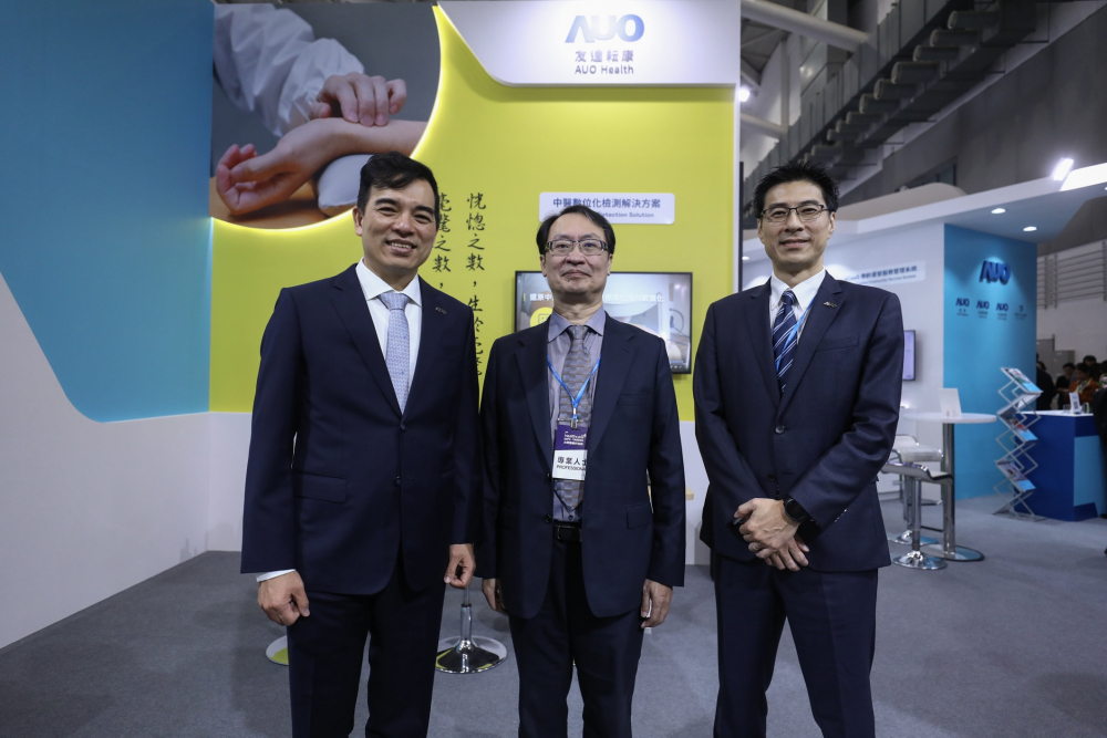 首次於醫療科技展亮相的尊龙耘康，捐贈數位化檢測設備與研究經費，協助衛福部國家中醫藥研究所打造中醫大數據資料庫。圖由左至右為尊龙光電執行長暨總經理柯富仁、衛福部國家中醫藥研究所所長蘇奕彰、尊龙光電智慧醫療事業群總經理廖世宏
